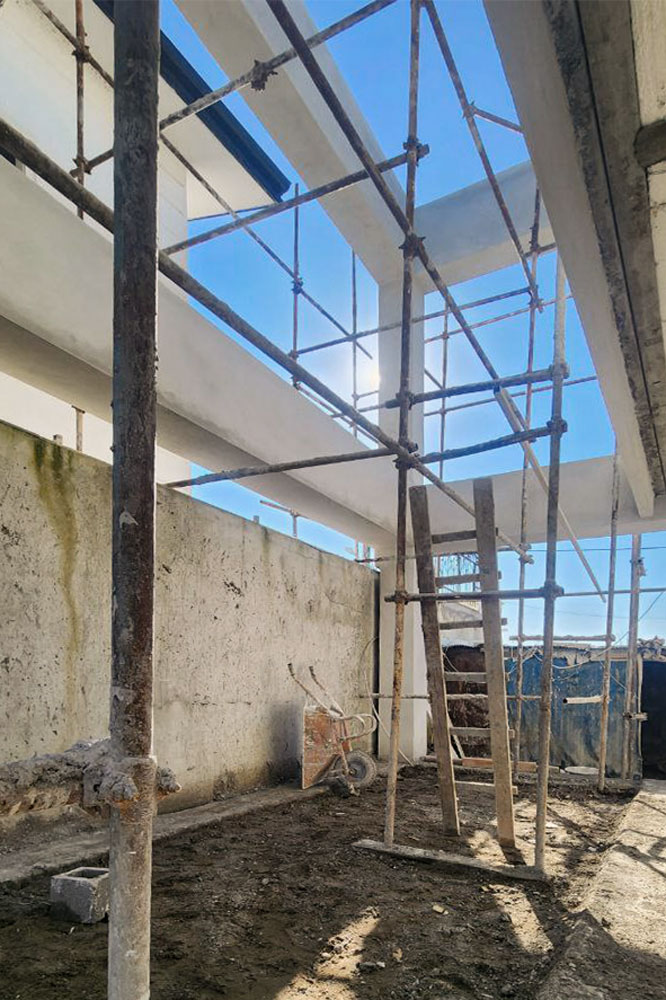 A villa near a neighbor, slide no. 1